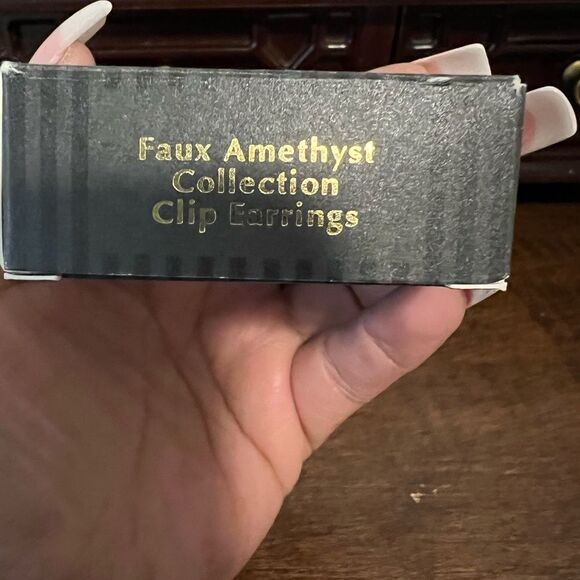 🆕 VINTAGE AVON Faux Amethyst Collection Clip Earrings and Necklace set - Picture 3 of 4